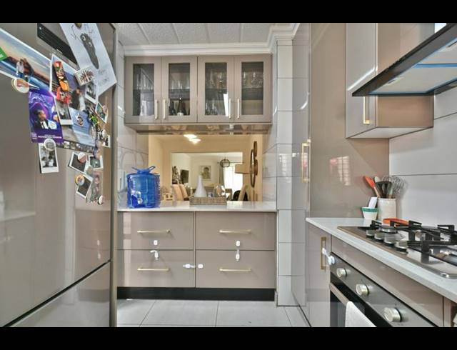 3 BEDROOM APARTMENT FOR SALE IN BRYANSTON